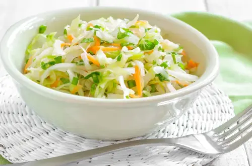Spitzkohlsalat mit Apfel und Möhre in einer weißen Schüssel