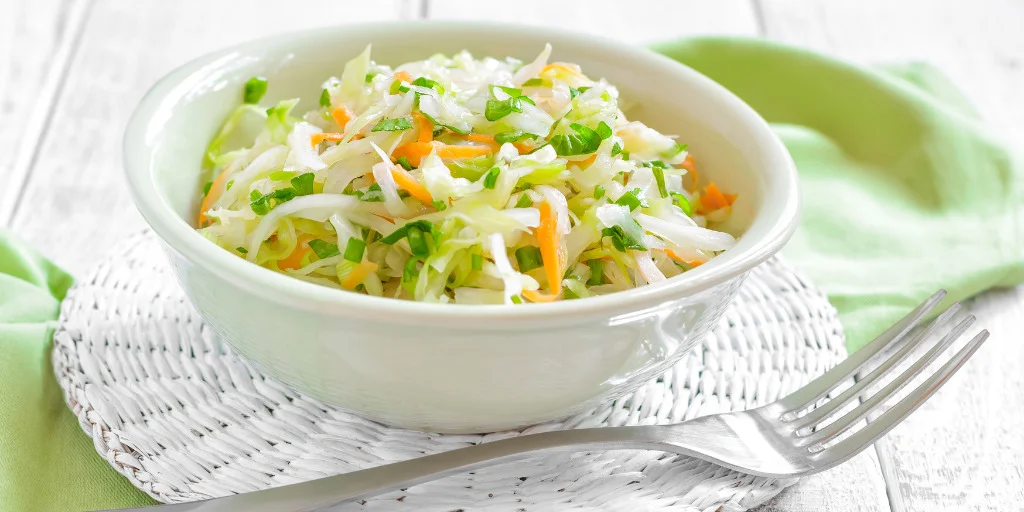 Spitzkohlsalat mit Apfel und Möhre in einer weißen Schüssel