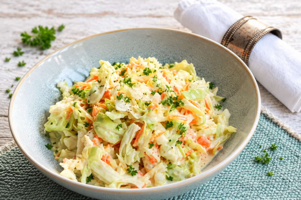 Coleslaw Rezept mit Spitzkohl - cremig & einfach