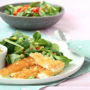 Gebratener Fetakäse mit knackigem Salat und besonderem Dressing