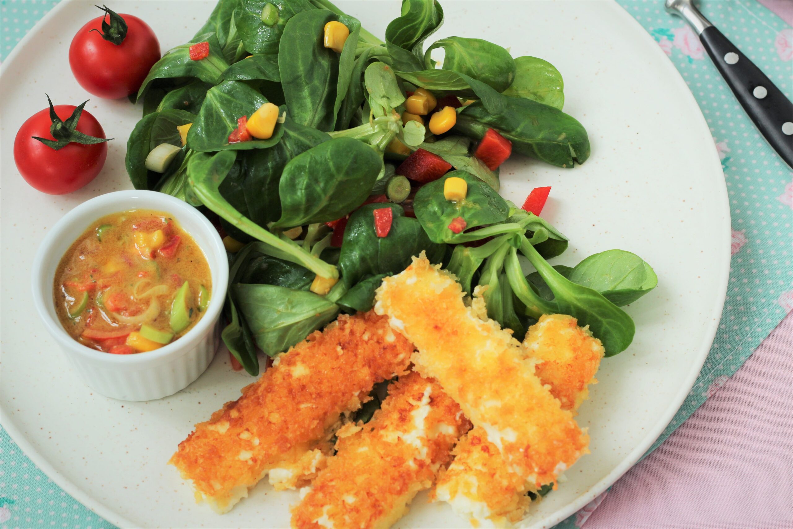 Gebratener Fetakäse mit knackigem Salat und besonderem Dressing - Eine Prise Salz