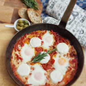 Shakshuka mit mediteranen Kräutern
