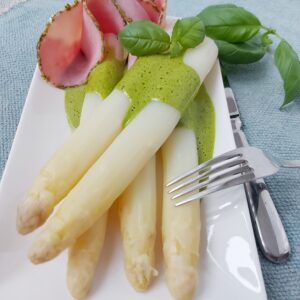 Spargel-Rezept mit Basilikumsoße
