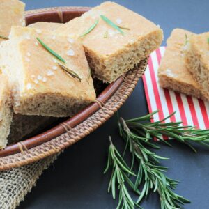 Focaccia mit Olivenöl und Rosmarin
