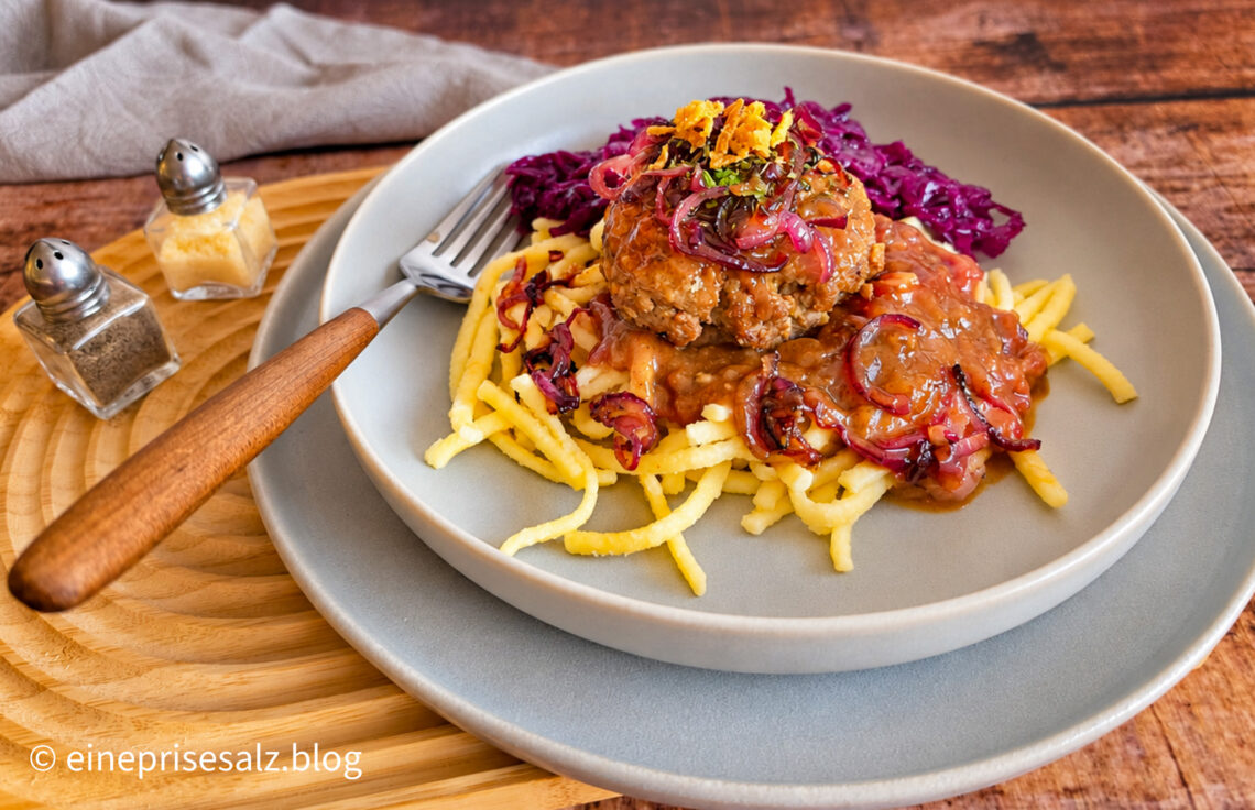 Hackbällchen in Biersoße mit Spätzle, Rotkohl und gebratenen Zwiebeln