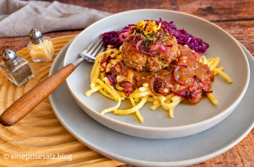 Hackbällchen in Biersoße mit Spätzle, Rotkohl und gebratenen Zwiebeln