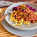 Hackbällchen in Biersoße mit Spätzle, Rotkohl und gebratenen Zwiebeln