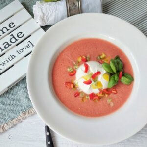 Kalte Tomatensuppe mit Burrata