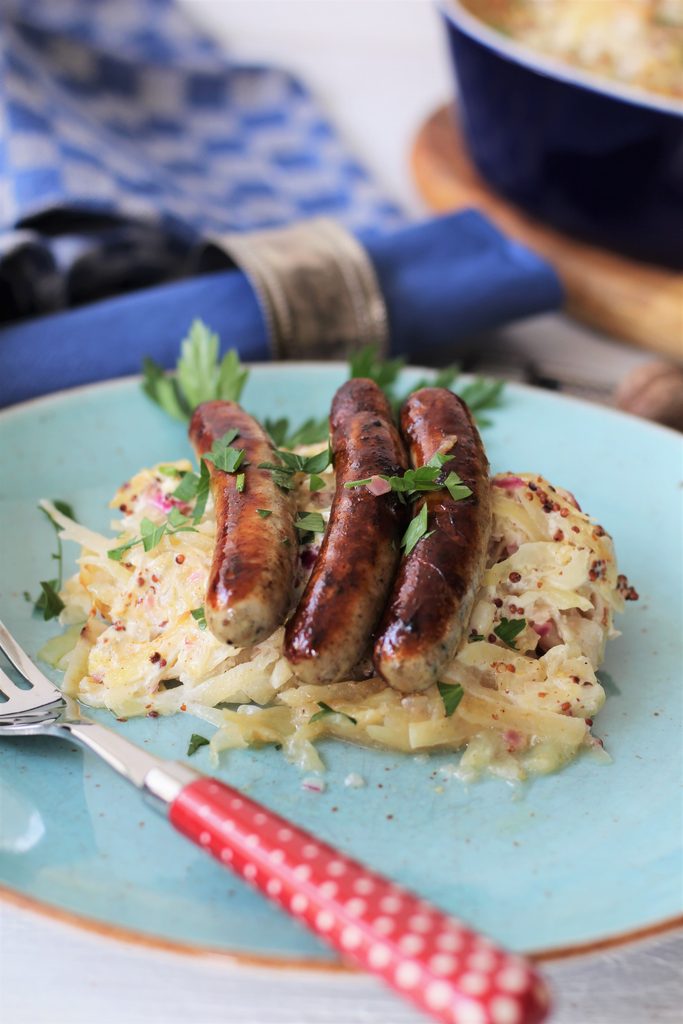 Einfacher Sauerkrautauflauf mit Kartoffeln und Bratwürstchen