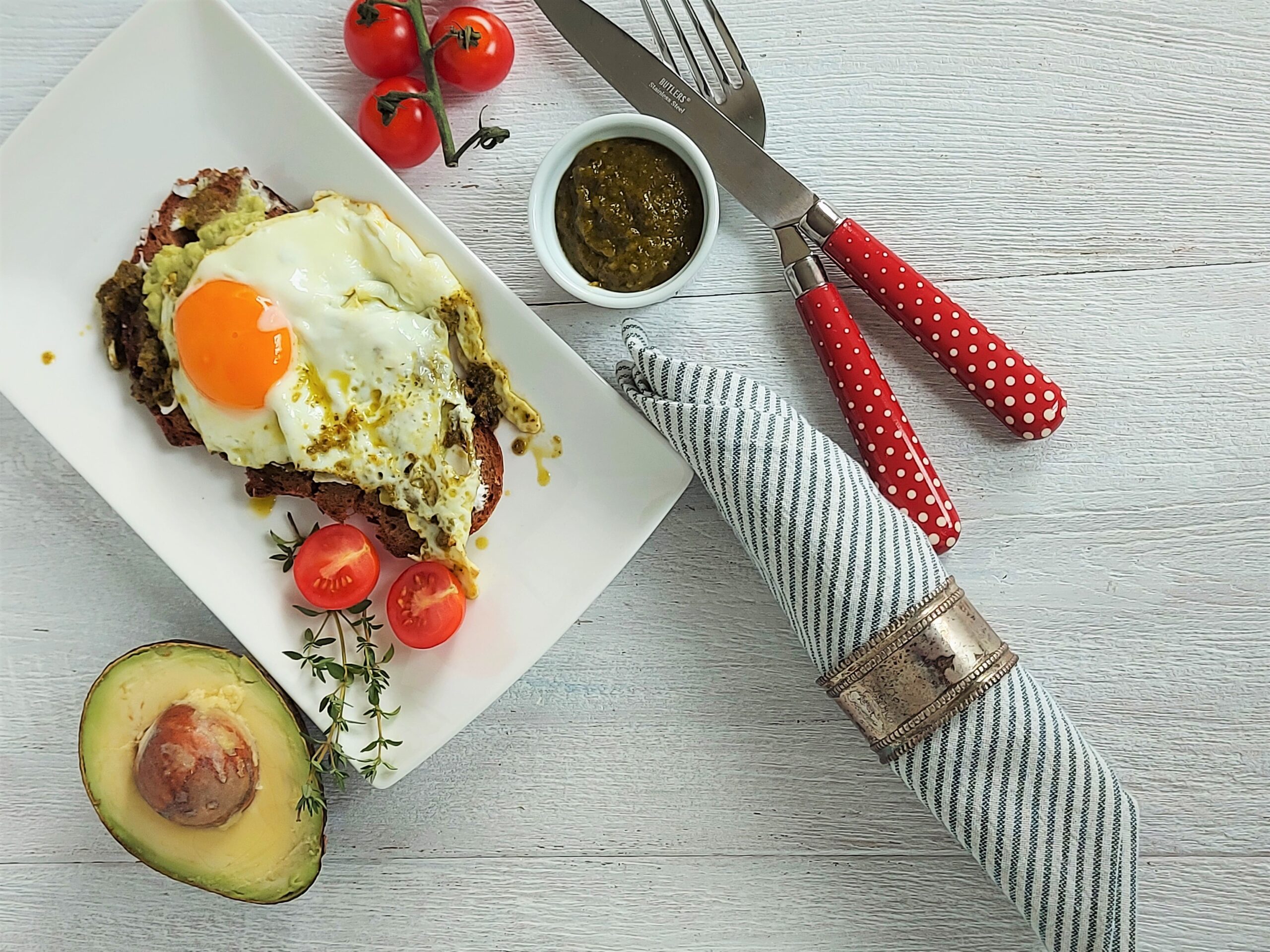 Pesto-Eggs cooles Frühstücksrezept - Eine Prise Salz