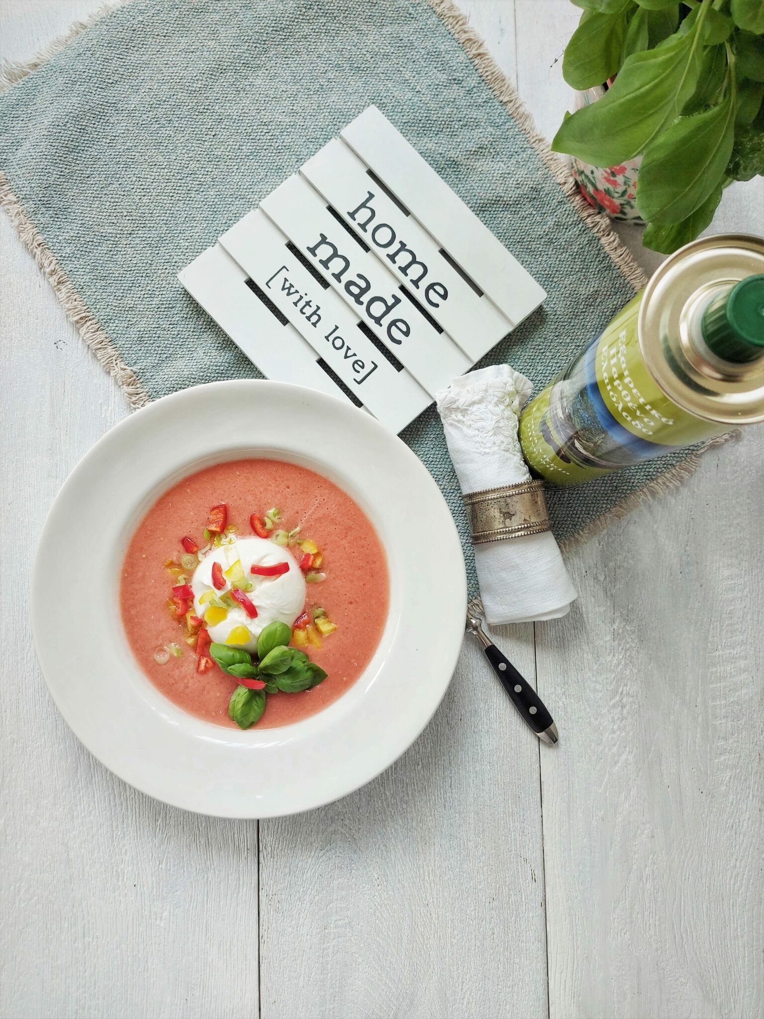 Kalte Tomatensuppe mit Burrata