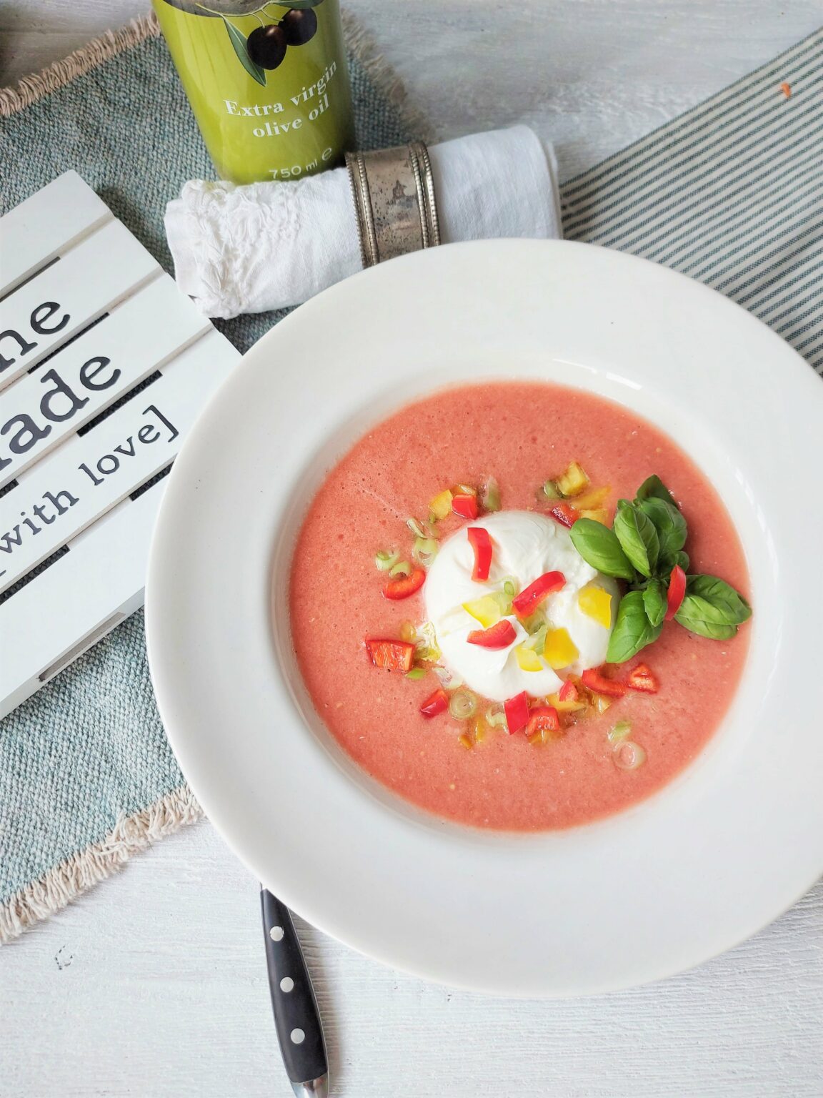 Kalte Tomatensuppe mit Burrata