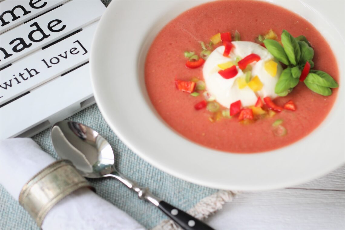 Kalte Tomatensuppe mit Burrata