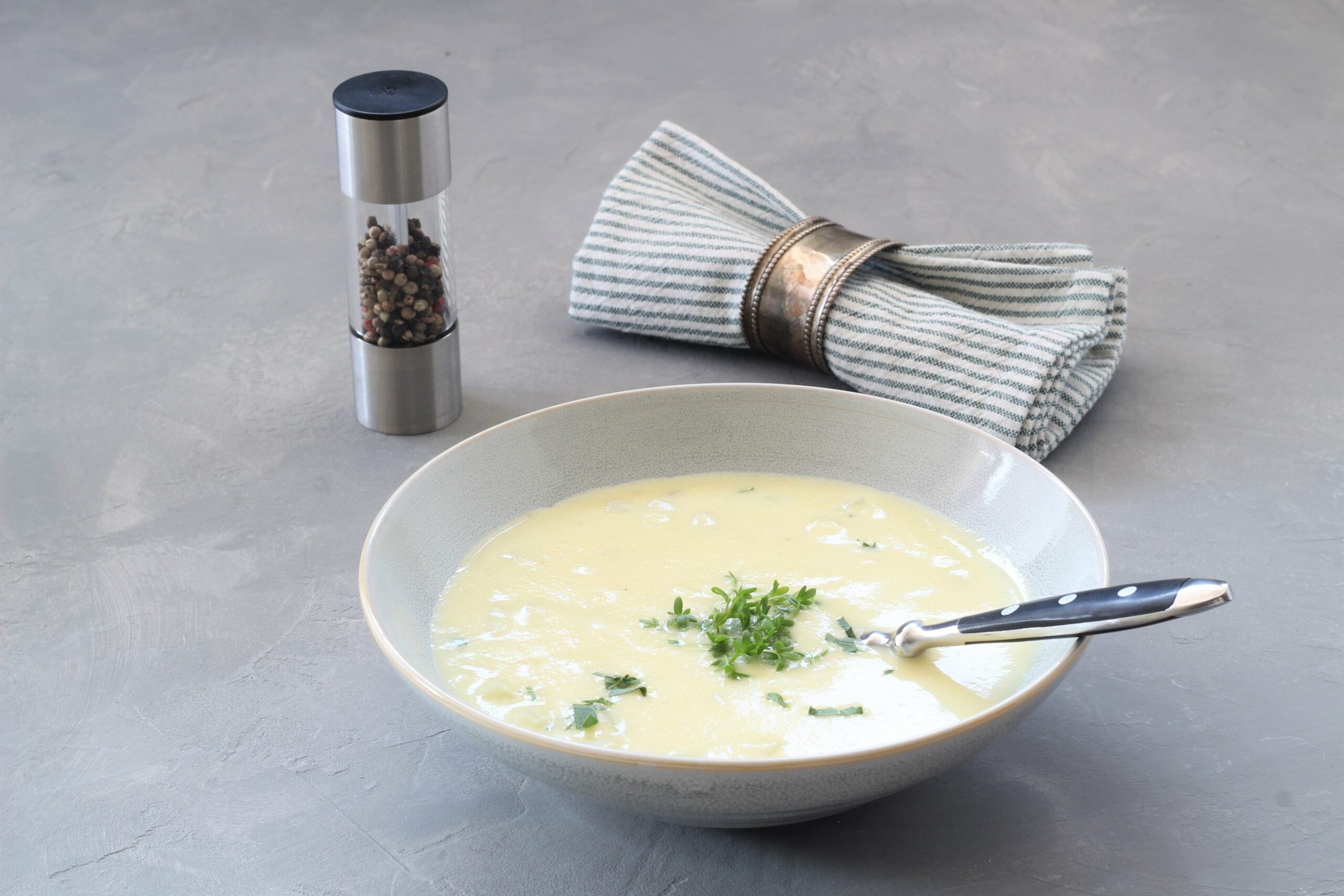 Kohlrabi-Suppe wie bei Oma - einfach und cremig - Eine Prise Salz