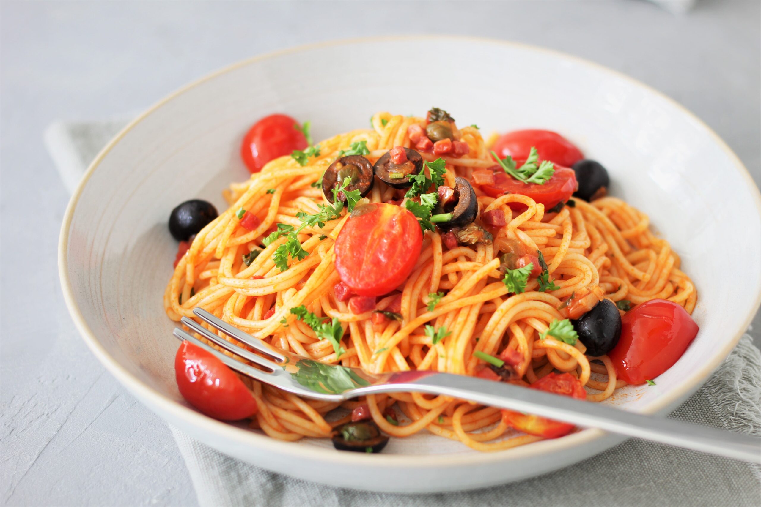 Puttanesca Spaghetti - Eine Prise Salz