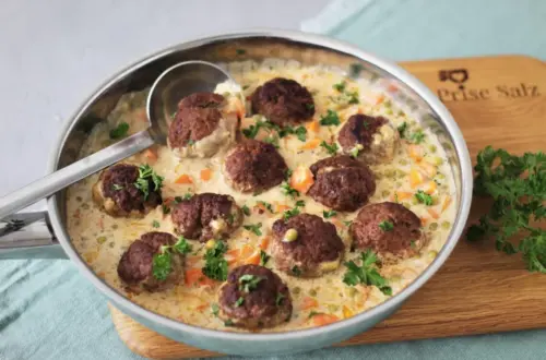 Wikingertopf mit Hackbällchen, Erbsen und Möhren in einer cremigen Käse-Sahne-Soße
