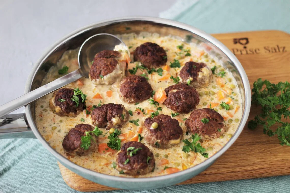 Wikingertopf mit Hackbällchen, Erbsen und Möhren in einer cremigen Käse-Sahne-Soße