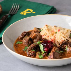 Wildgulasch mit Pilzen, Preiselbeeren und Sauerkraut