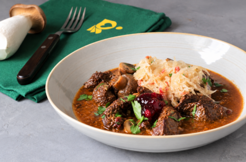 Wildgulasch mit Pilzen, Preiselbeeren und Sauerkraut