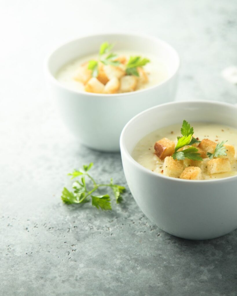 Wirsing-Suppe mit Croutons
