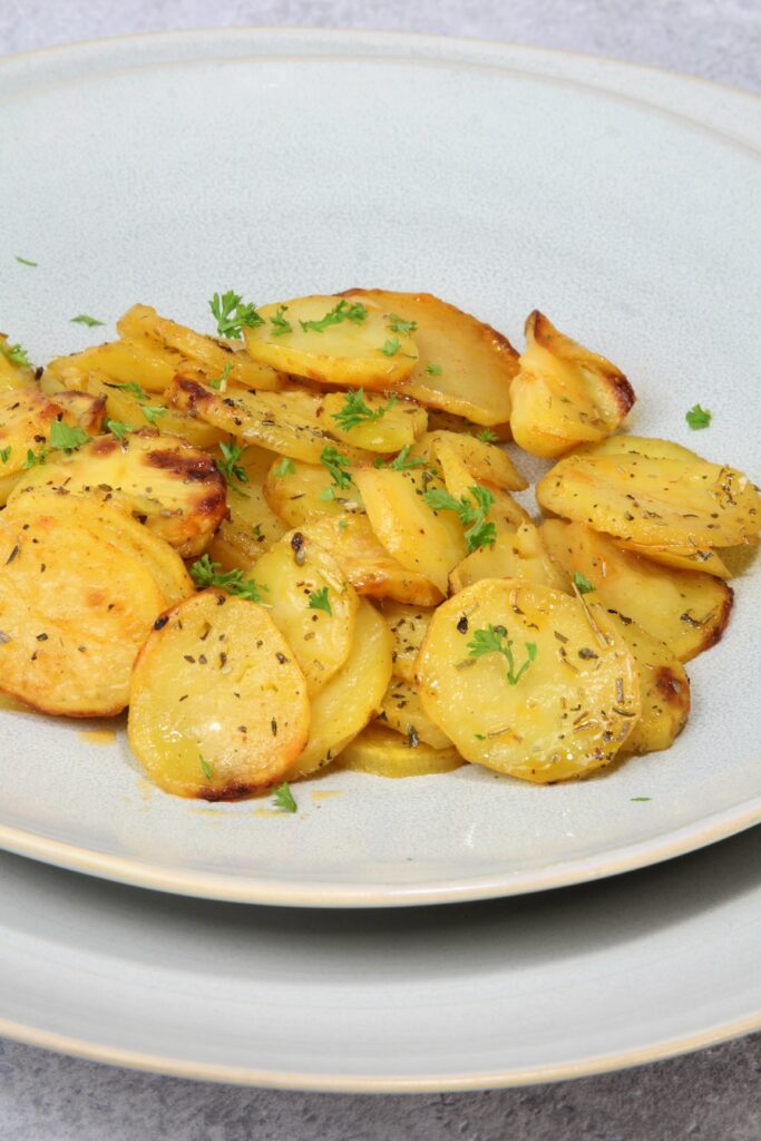 Bratkartoffel mit rohen Kartoffeln