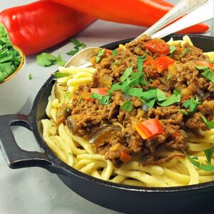 Orientalische Spätzle mit Hack und Auberginen