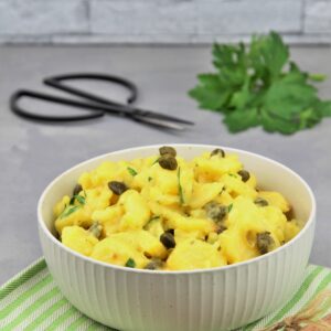 Kartoffelsalat mit Brühe und Kapern
