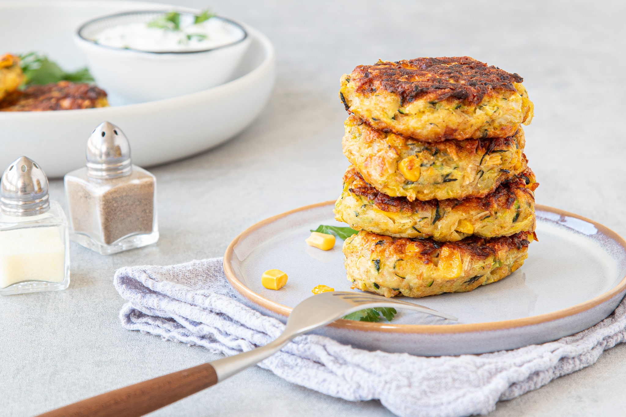 Zucchini Puffer Rezept - beliebtes Mittagessen - Eine Prise Salz
