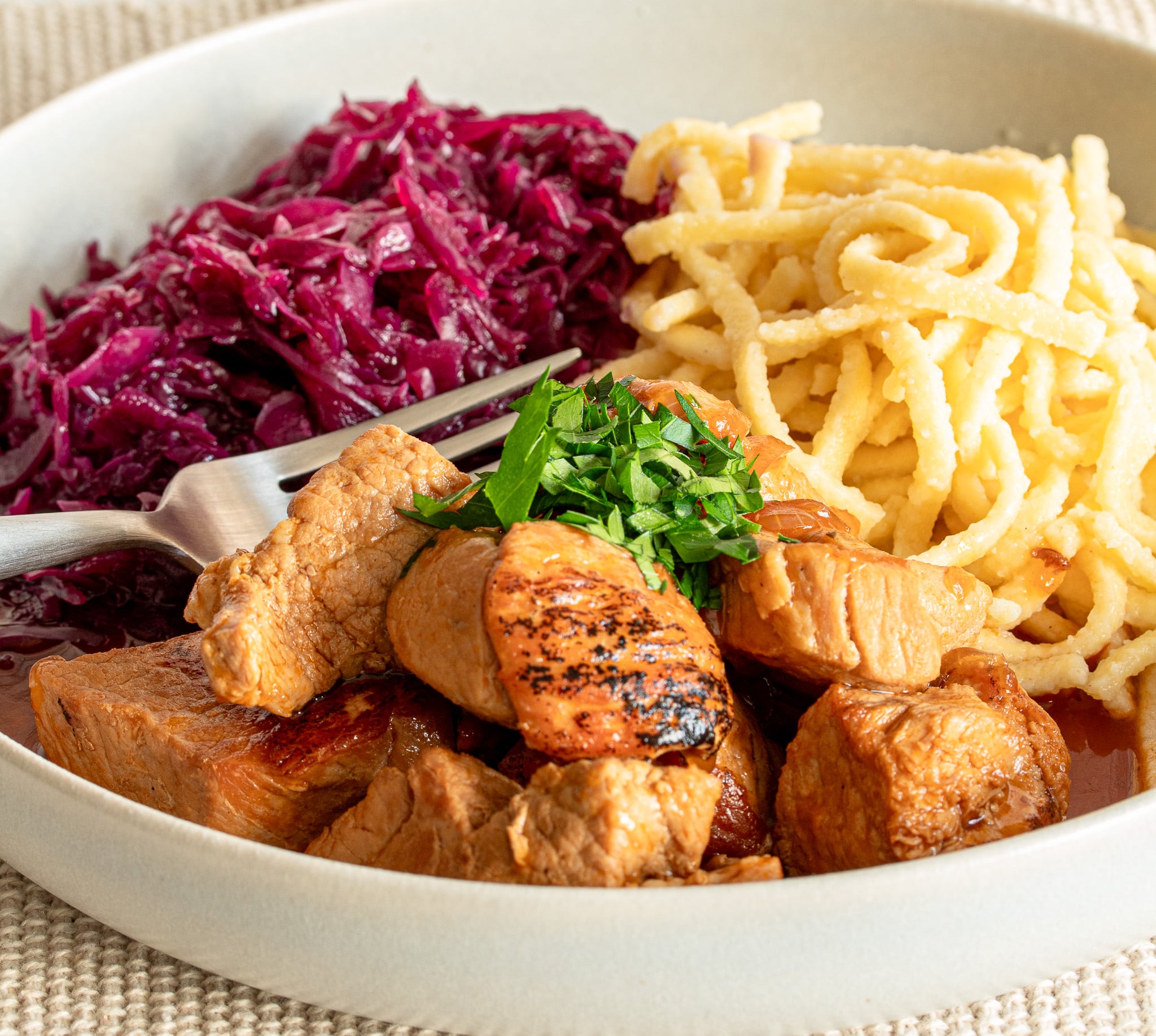 Schweinegulasch Rezept - einfache Hausmannskost - Eine Prise Salz