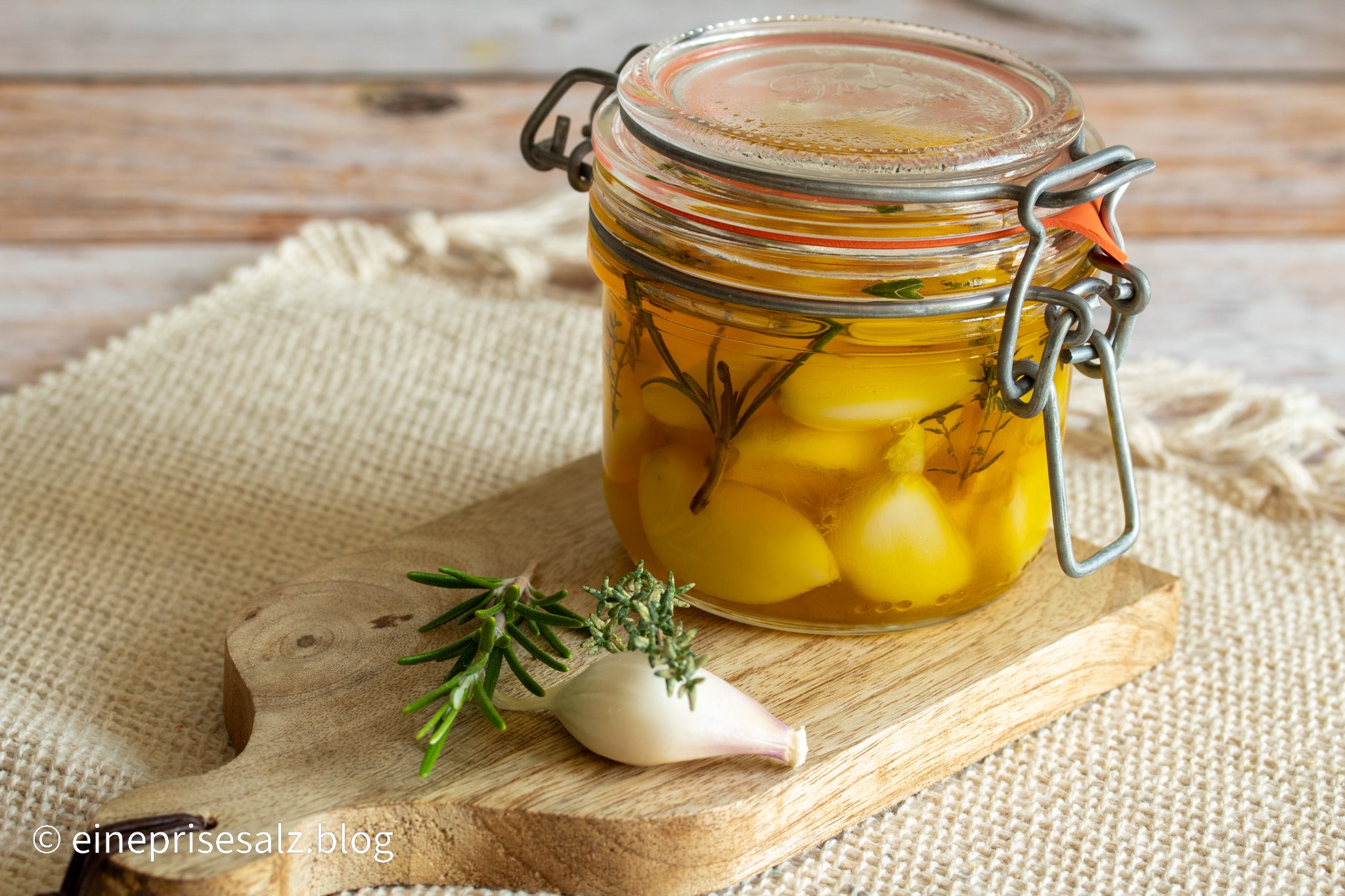 Knoblauch einlegen – einfach, aromatisch und butterweich - Eine Prise Salz