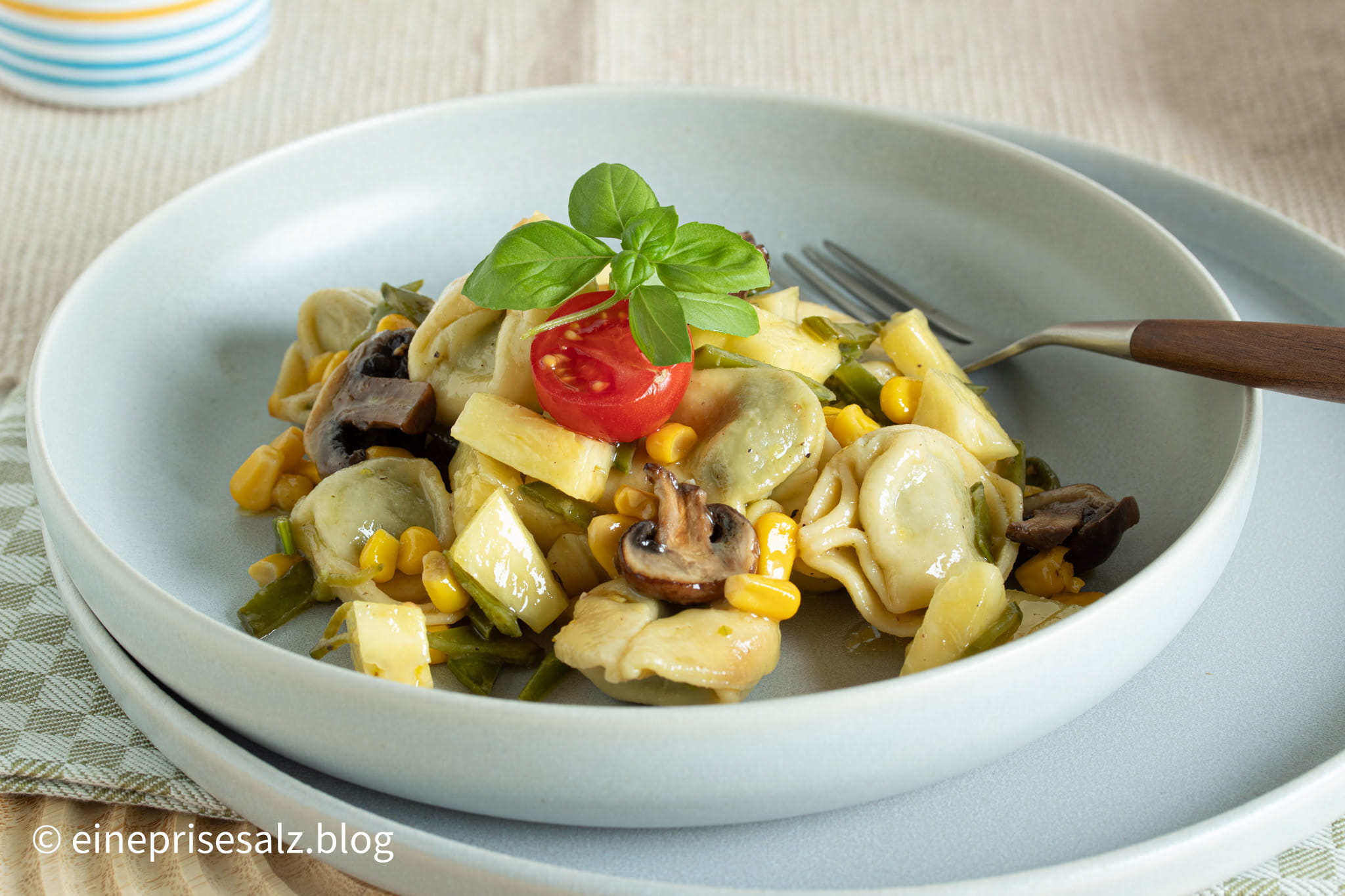 sommerlicher Tortellini Salat - ohne Mayonnaise - Eine Prise Salz