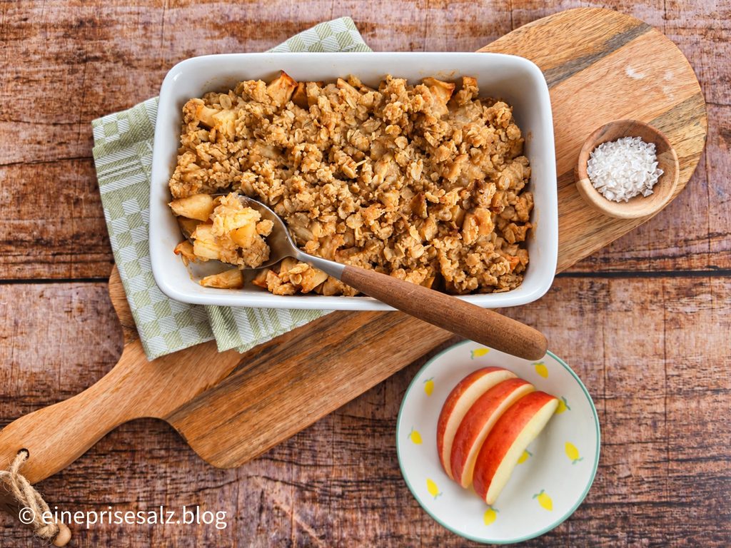 Einfacher Apfelcrumble für zwei in einer kleinen Auflaufform