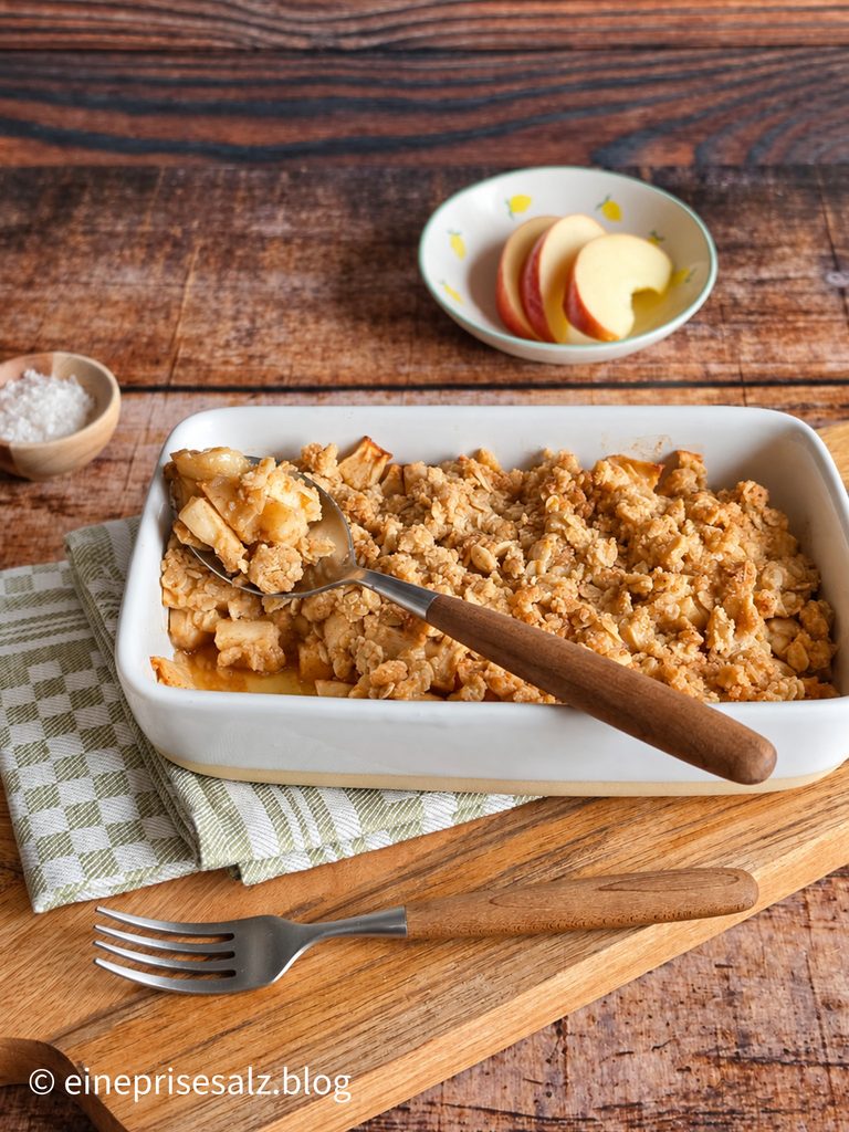 Warmer Apfelcrumble mit Äpfeln, Zimt und knusprigen Haferflocken-Streuseln