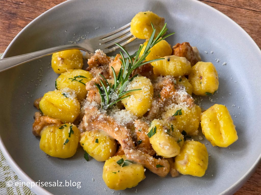 Gnocchi-Pfifferling-Pfanne mit cremiger Parmesan-Sauce