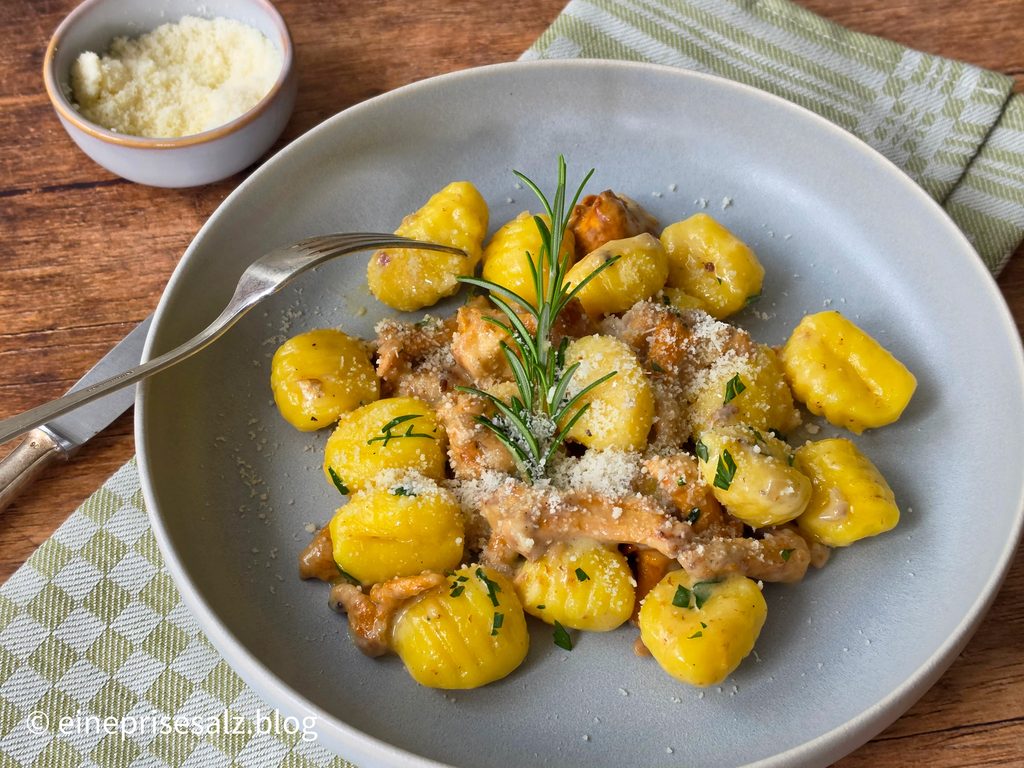 cremige Gnocchi-Pfifferling-Pfanne mit gebratenen Pfifferlingen