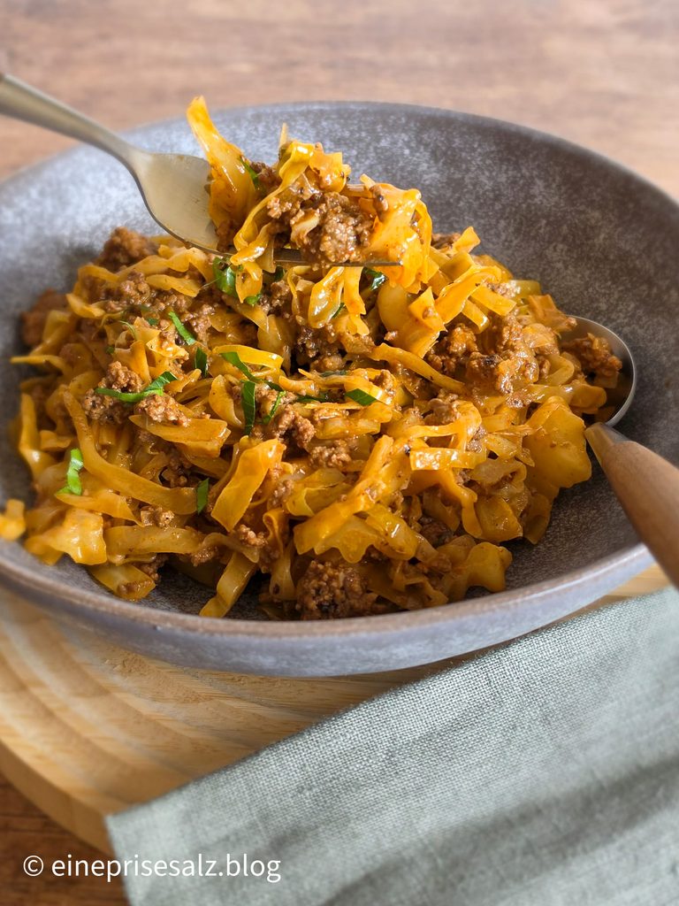 Spitzkohl mit Hackfleisch auf einer Gabel – schnelles Pfannengericht