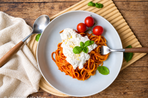 Angeröstete Spaghetti mit Tomatensauce, Burrata und Basilikum