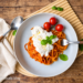 Angeröstete Spaghetti mit Tomatensauce, Burrata und Basilikum