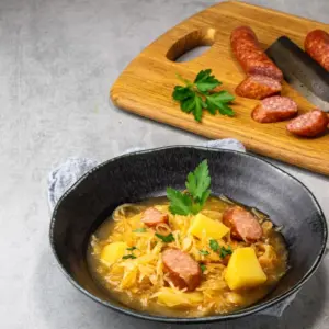 Sauerkraut und Mettwurst für die Sauerkrautsuppe