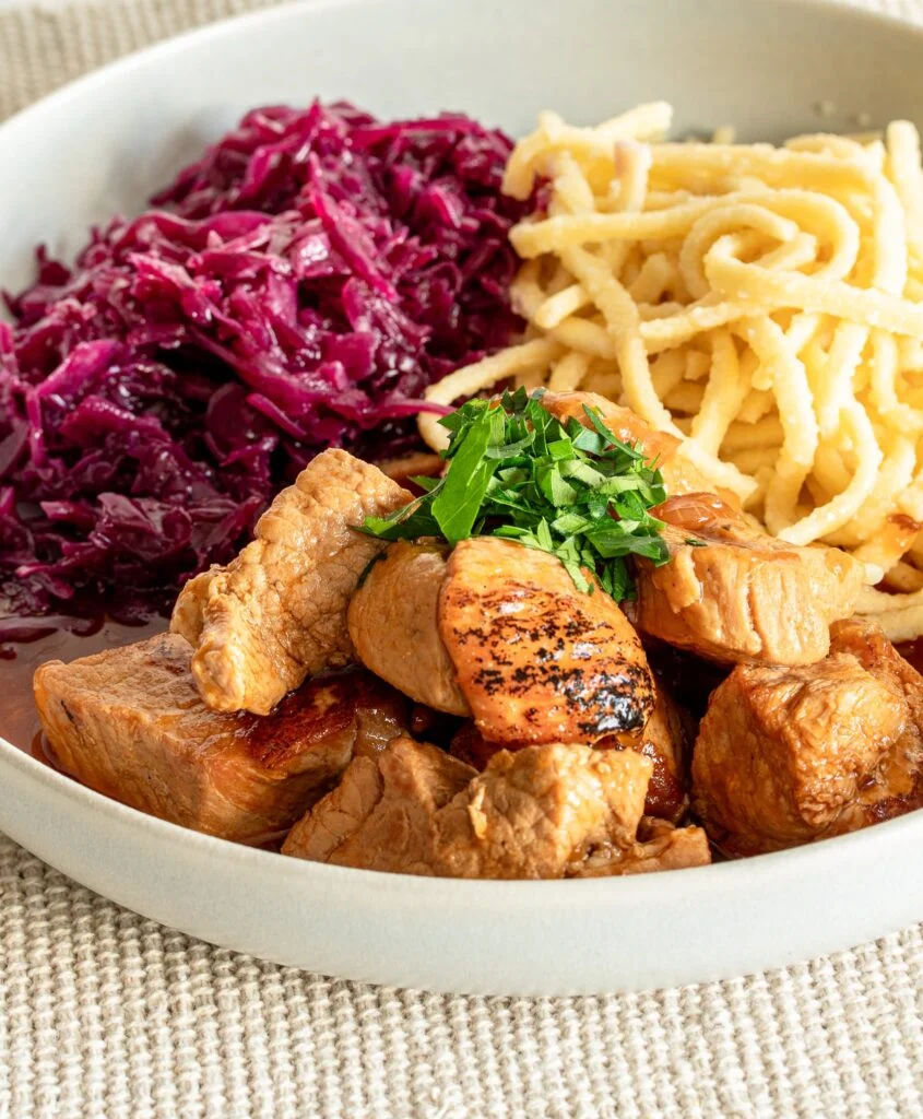 Schweinegulasch mit Rotkohl und Spätzle