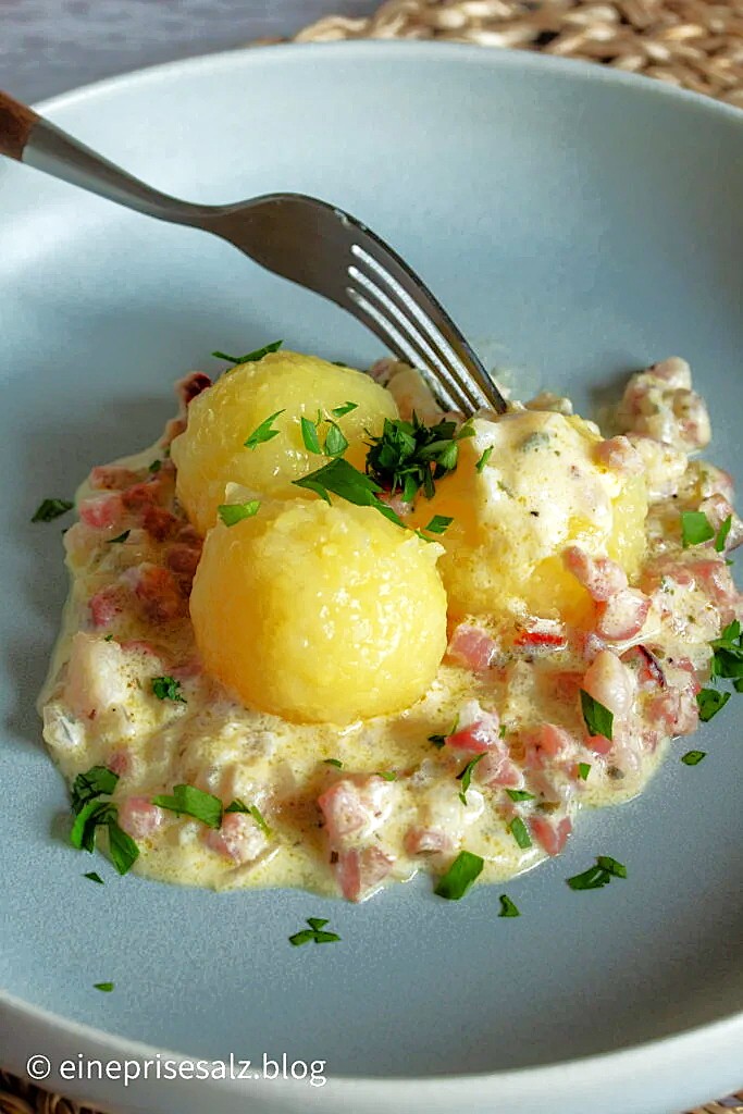 Cremige Specksoße mit Kartoffelklößen